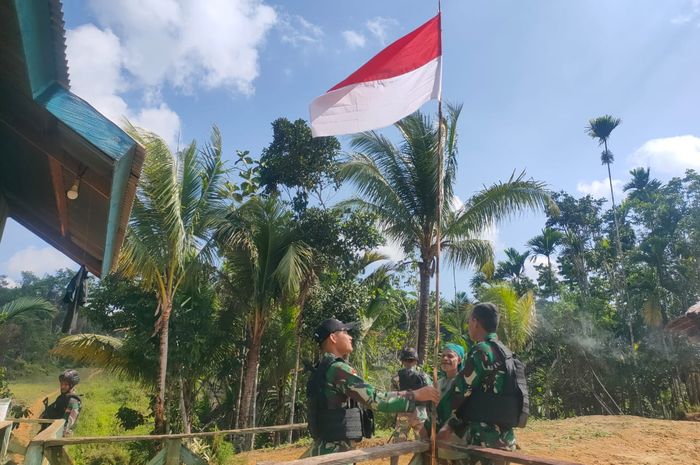 Menyambut Hut Ri Ke Tahun Satgas Yonif Kc Kibarkan Bendera