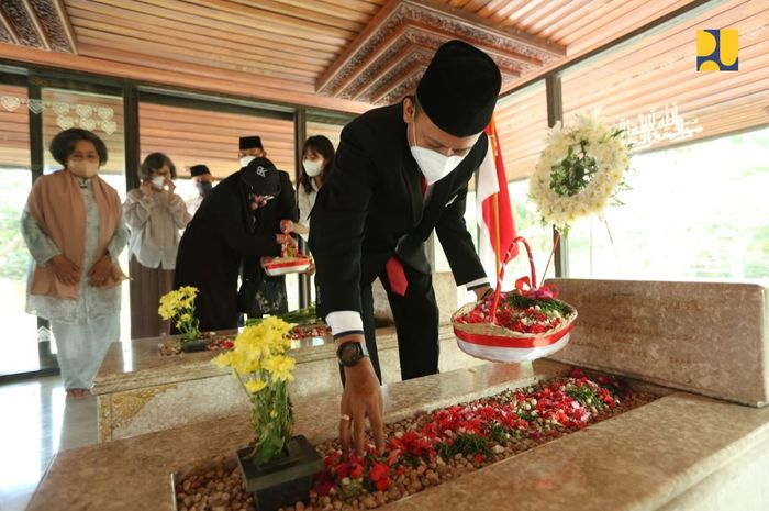 Ziarah Dan Tabur Bunga Ke Makam Bung Hatta Kementerian Pupr Pedomani