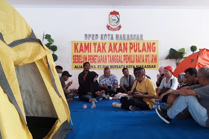 Terus Didemo Eks RT RW Wali Kota Makassar Tetap Tunda Pemilu Raya