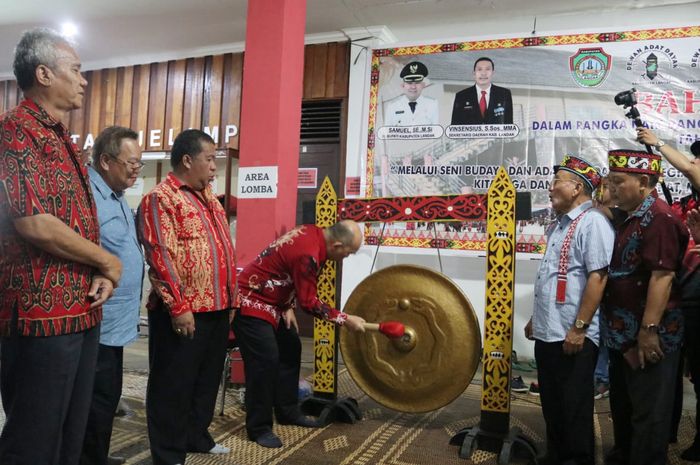 Pj Bupati Landak Buka Acara Bahaump Naik Dango Ke Sonora Id