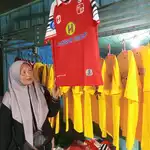 Penjualan Meroket, BRI Liga 1 Bawa Berkah Bagi Pedagang Merchandise Di Sekitar Stadion Demang Lehman Martapura