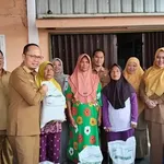 Sasar 378 Penerima Manfaat di Desa Kurau Barat , Pemkab Bangka Tengah Salurkan Bantuan Pangan Beras