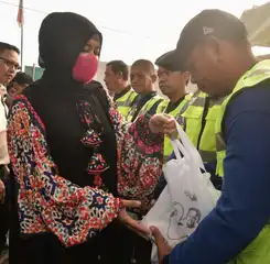 Fatmawati Rusdi Beri Ratusan Paket Sembako ke Pekerja TPA Tamangapa 