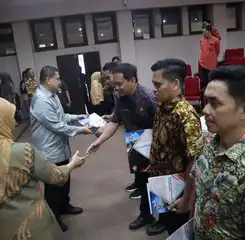 Wali Kota Makassar Serahkan SK Pengangkatan bagi 20 Pegawai Mutasi