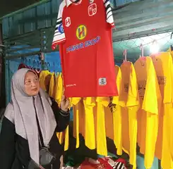 Penjualan Meroket, BRI Liga 1 Bawa Berkah Bagi Pedagang Merchandise Di Sekitar Stadion Demang Lehman Martapura