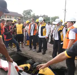 Antisipasi Musim Hujan, Pemkot Makassar Bersihkan Drainase di Kawasan Rawan Banjir
