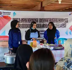 UMKM Binaan Pertamina Ajari Emak-emak di Parepare Bikin Olahan Bandeng Presto 