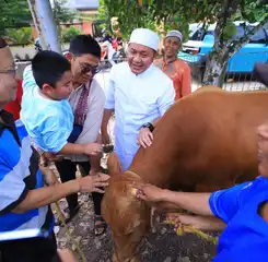 Gubernur Herman Deru Serahkan Hewan Kurban untuk Warga Gandus