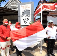 Mendagri Bagi Bendera di Surabaya Sebagai Simbol Spirit Persatuan dan Kesatuan Indonesia