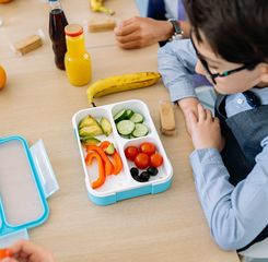 Memilukan, Krisis Inggris Bikin Anak Sekolah Kelaparan Hingga Makan Karet Karena Tak Punya Uang!