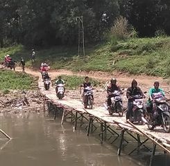 Jembatan Mojo Ditutup, Ribuan Pengendara Terpaksa Lewati Jembatan Sesek
