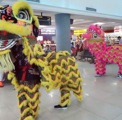 Ada Pertunjukkan Barongsai di Bandara SMB II Palembang
