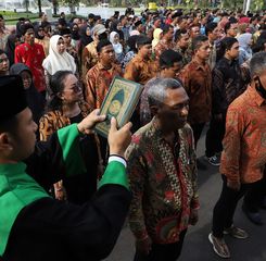 Pelantikan 459 Petugas PPS Pemilu 2024, Wali Kota Eri Ajak Warga Surabaya Gunakan Hak Pilihnya