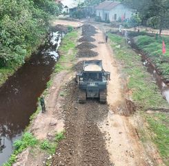 Yon Zipur 6/SD Bersama Masyarakat Laksanakan Pembangunan Jalan Poros Simpang Dua-Teluk Melano Kayong Utara