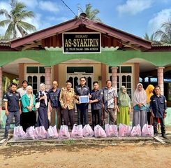Dukung Ketahanan Pangan Warga, PT Timah Serahkan Paket Sembako untuk Masyarakat Teluk Dalam Desa Kundur