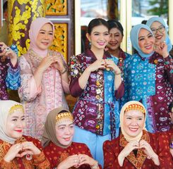 Selvi Gibran Borong Produk UMKM Sumsel Jelang Swarna Songket Nusantara