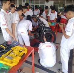 PLN Dukung Energi Bersih Lewat Bengkel Motor Listrik SMKN 2 Palembang