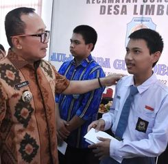 Bupati Sujiwo Apresiasi Kades Limbung, 60 Pelajar Kurang Mampu Terima Beasiswa