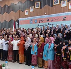 Bupati Sujiwo Buka Wisuda Akademi Paradigta 2025, Dorong Pemberdayaan Perempuan Desa