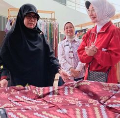 Ketua DWP Kementerian LH, Terkesan UMKM Center Kota Pontianak