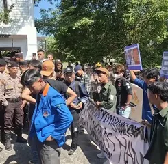 Soroti Isu Honorer hingga Fasilitas Pendidikan, Mahasiswa Demo di DPRD Babel