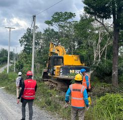 PLN ULP Kuala Tungkal Percepat Pembangunan Jaringan Listrik Bersama DLH