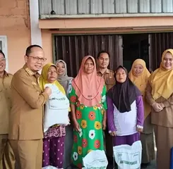 Sasar 378 Penerima Manfaat di Desa Kurau Barat , Pemkab Bangka Tengah Salurkan Bantuan Pangan Beras