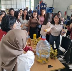 Peserta International Summer Course FIS UM Praktikkan Pengolahan Limbah Organik Jadi Eco-Enzyme