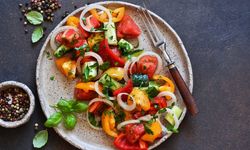 Praktis untuk Gizi Seimbang, Berikut Cara Membuat Salad Tomat Timun