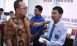 Bupati Sujiwo Apresiasi Kades Limbung, 60 Pelajar Kurang Mampu Terima Beasiswa