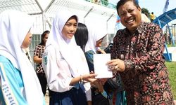 Pemkot Pangkalpinang Salurkan Beasiswa dan Perlengkapan Sekolah untuk 1.041 Siswa