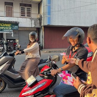 Honda Bangka Belitung Bagi-Bagi Cokelat Valentine untuk Konsumen Motor Honda di Jalan