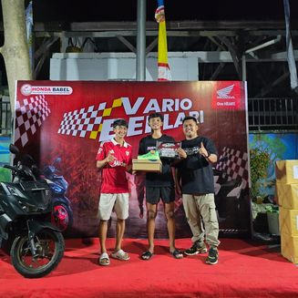 Robby Siantury Hadiahi Sepatu untuk Juara Vario Berlari, Balap Lari Malam “Mendadak Atlet” 