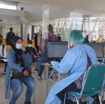 Siapkan Karantina, 129 PMI dari Malaysia Asal Jatim Tiba di Bandara Juanda