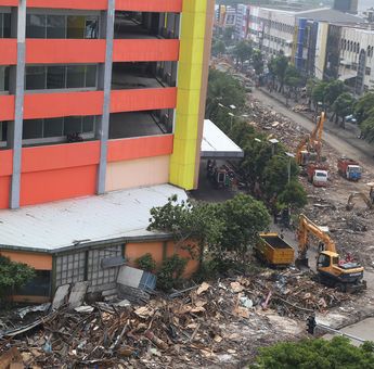 Pemkot Target Selesaikan Pembersihan Material Bongkaran TPS Pasar Turi Sebelum 28 Maret