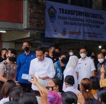Presiden Joko Widodo Serahkan Bantuan Sosial di Pasar Kreneng Denpasar Bali