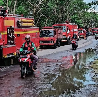 Dampak Air Rob, Pemkot Surabaya Kerahkan Belasan Mobil Damkar untuk Mengatasi  Genangan