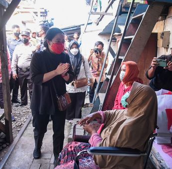 Puan Sapa Warga Bantaran Rel Kereta di Surabaya