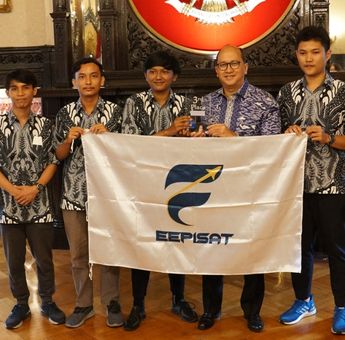 Dubes Amerika Beri Dana Apresiasi Kepada Lima Mahasiswa Indonesia Berprestasi di Bidang Peluncuran Satelit