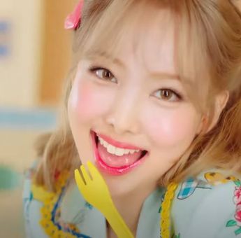 Lirik Lagu ‘POP!’ Milik Nayeon, Lengkap dengan Terjemahannya
