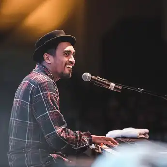 Lirik Lagu 'Romansa ke Masa Depan', Curhatan Glenn Fredly Usai Menikah?