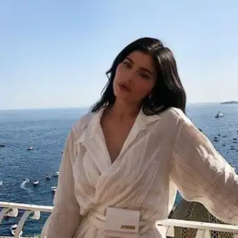 Kylie Jenner 'Sulap' Rumah Jadi Kebun Bunga untuk Rayakan Hari Ayah
