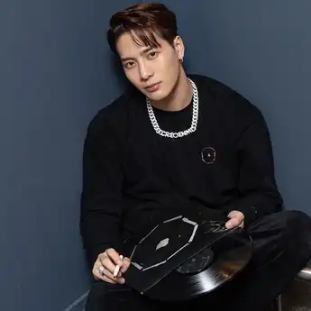 Beri Kejutan, Jackson Wang Rilis Single 'Titanic' Bersama Rich Brian