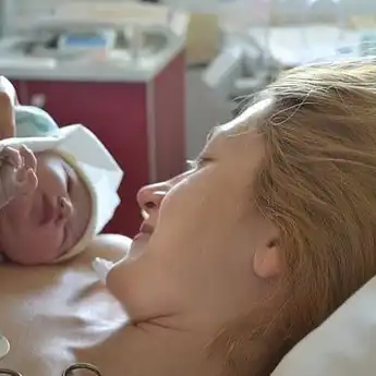 Bahaya! Hindari Pelukan Langsung Ibu dengan Bayi Setelah Caesar