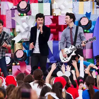 Sambut Natal, Ini Lirik Lagu 'Like It's Christmas' Milik Jonas Brothers
