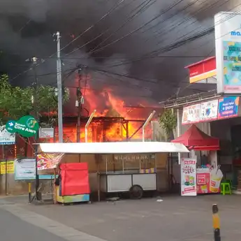 BREAKING NEWS: Kebakaran Hanguskan Bengkel di Jagakarsa Jakarta Selatan