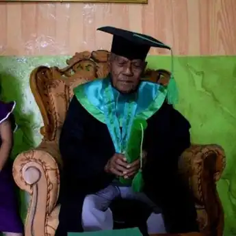 Bangga! Kakek La Ode Wisuda di Usia 85 Tahun & Raih IPK 3,5       
