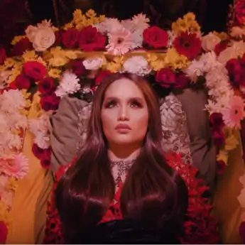 Comeback, Cinta Laura Merilis Lagu Baru Bertajuk 'Caliente' 