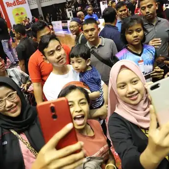 Jan Ethes & Gibran Curi Perhatian di Final Piala Presiden Basket