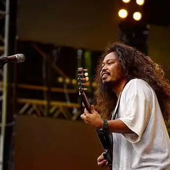 Lirik Lagu Ruang Tunggu – Pusakata, Aku suka mengenang-ngenang perjalanan kita